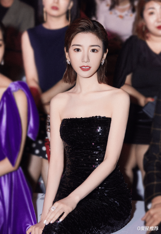 发型|谁说发型会挑服装,毛晓彤的“齐脖短发”,多种服装风格都可驾驭