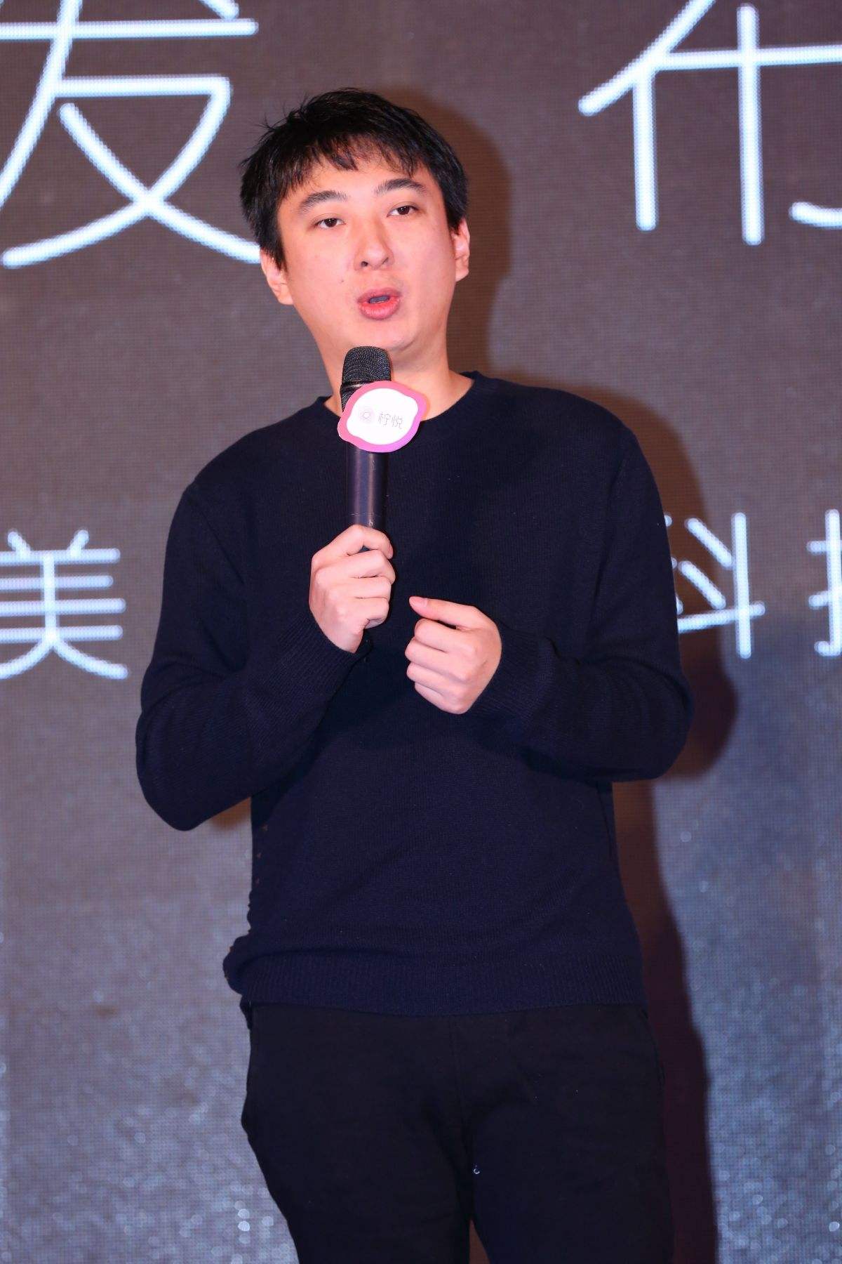 王思聪|王思聪穿天价毛衣逛街，身边有四女陪伴，网友：女朋友真多