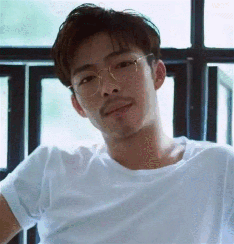 电影|有一种“整容”叫药神的黄毛，如今染回黑发，帅到认不出