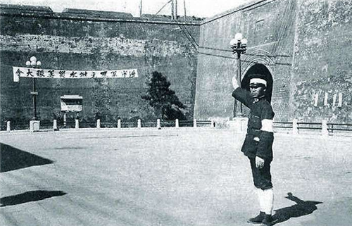 日军|镜头下真实的日寇：被强迫跪在墙角的少女，日寇屠村后遍地的尸体