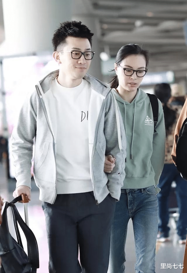 #浓妆#吴敏霞和丈夫走机场，穿棉服麻杆腿好惹眼，难得浓妆红唇气质大变