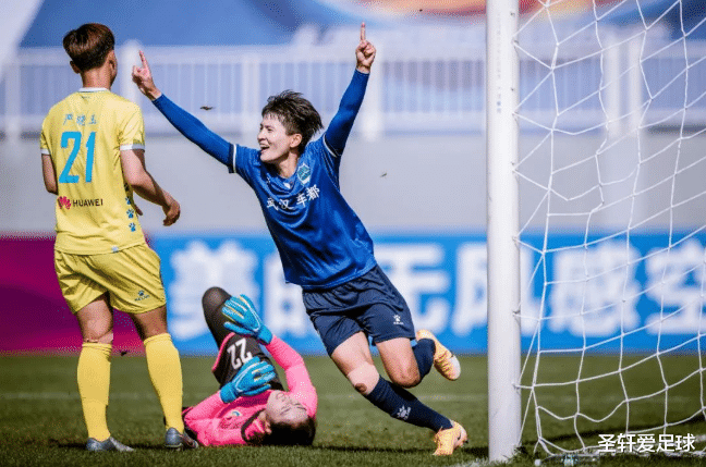 |0-1！夺冠大热门轰然倒下，卫冕冠军爆冷晋级，女足国门豪言夺冠