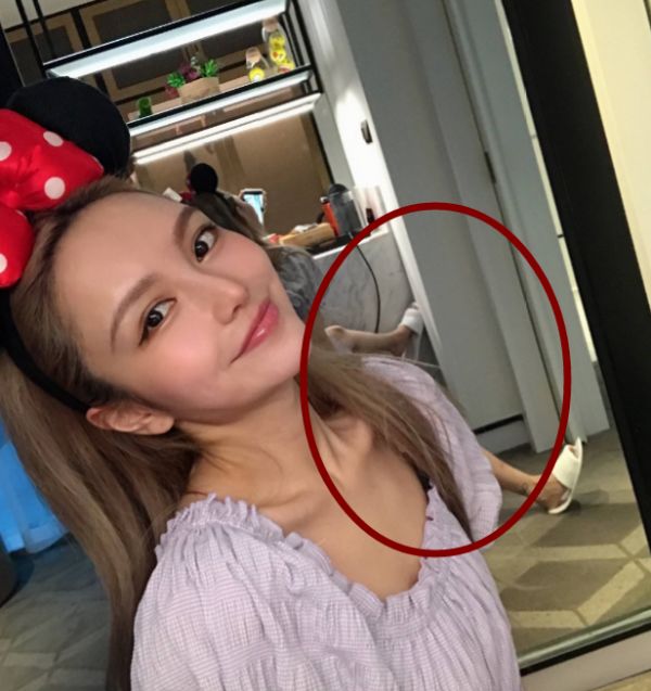 刘晓庆■周扬青对着镜子自拍，不料身后男士拖鞋太抢镜，网友：这下藏不住了