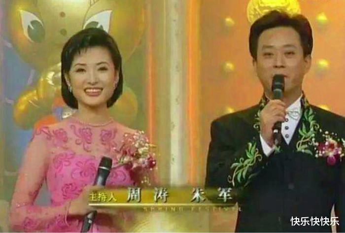 『朱军』朱军现身钓鱼场，轻松上鱼、技法娴熟，网友：这水真黑！