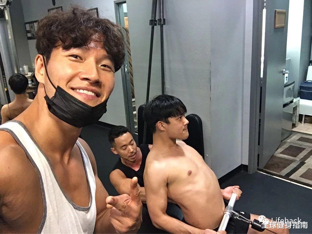 金钟国■44岁金钟国健身20年，肾却不行了？肌肉爆炸qu至今单身图个啥？