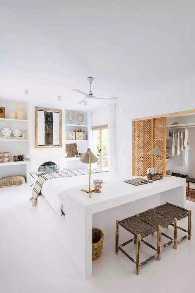 |越来越多人不把床靠墙摆了，往后挪一挪，装个书桌，省地又特别