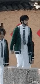 「沙溢」《奔跑吧》成员绿衣配白裤：蔡徐坤满脸络腮胡，沙溢戴猪耳朵，Baby笑容甜美