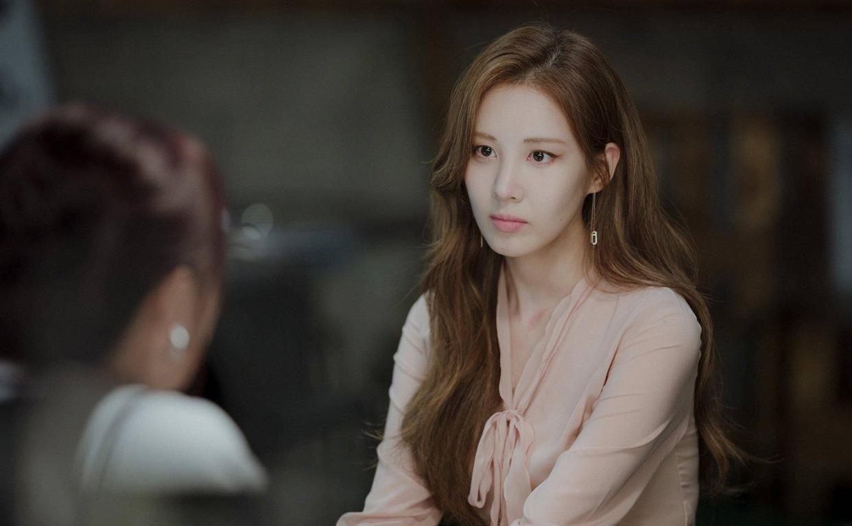 徐贤瘦得太过分了,衬衫短裤穿得大腿小腿一样细,这身材堪比超模