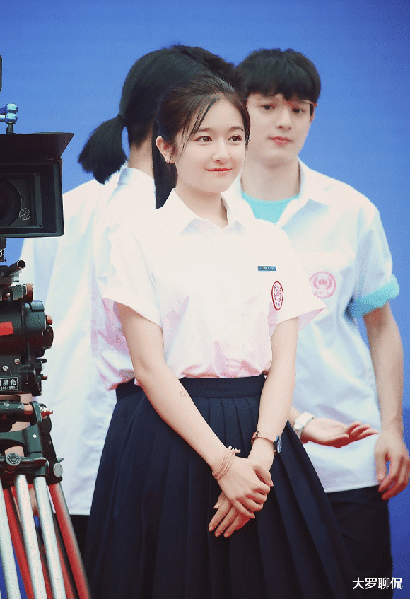 「李兰迪」李兰迪新剧再穿校服，我却被她身后的女二迷住，这颜值男主不爱才怪