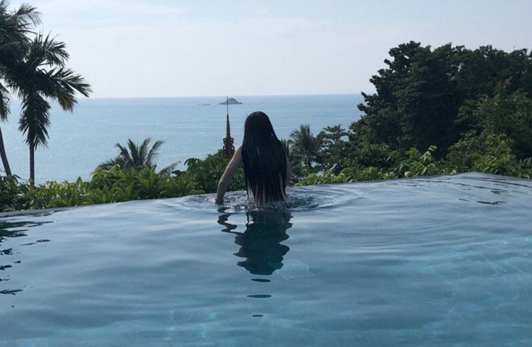娱乐圈：李咏女儿在国外彻底开挂！住豪宅开名车，18岁拿全球顶级大学offer