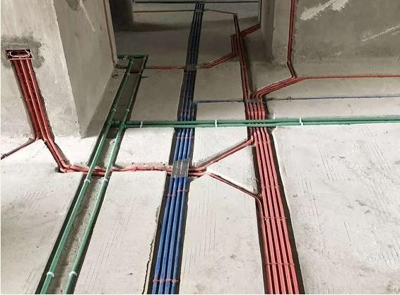 『』晒晒家里装修，水电不开槽的地面这样铺瓷砖，师傅技术真不错！