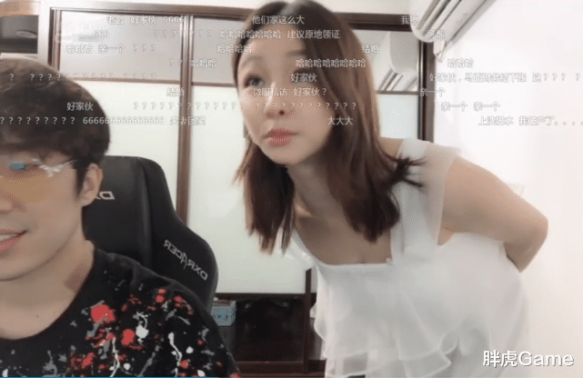 #韩懿莹#miss深夜拜访骚男,在骚男直播间同框出镜,满弹幕都是在一起