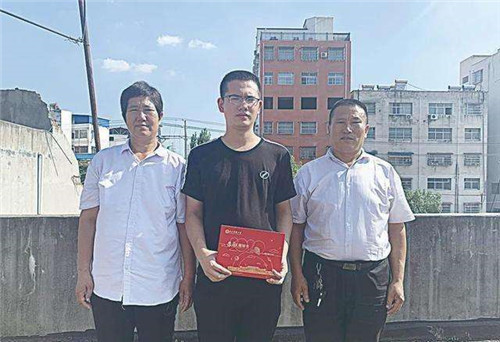 匡衡|现代版凿壁偷光：他在楼顶蹭网上网课，高考成绩公布，家人沉默了