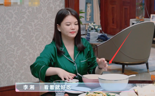 李湘|难怪李湘会一直发胖，看到她吃饭用的碗用多大，她不胖该谁胖？