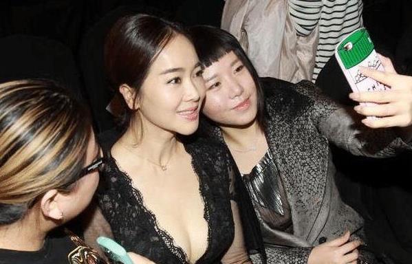 『娱乐圈』42岁的她越活越年轻,继续“倒挂式长开”,蜜桃腿更是难得一见!