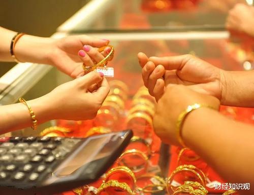 #黄金#20年前，一个拿10万买黄金，另一个拿10万存银行，如今哪个更值钱