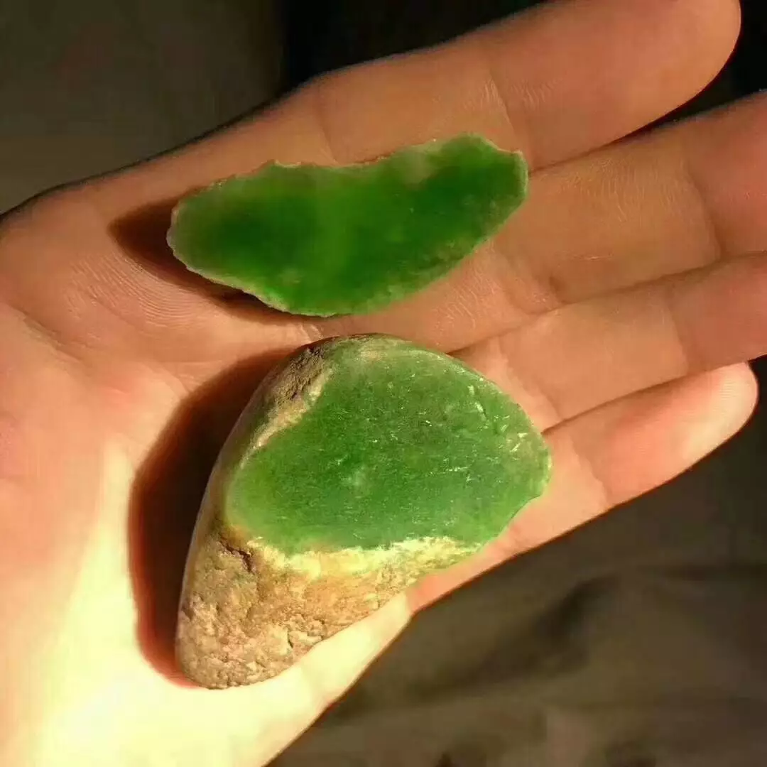：随手买下的翡翠小原石，一刀切出18颗满绿戒面！