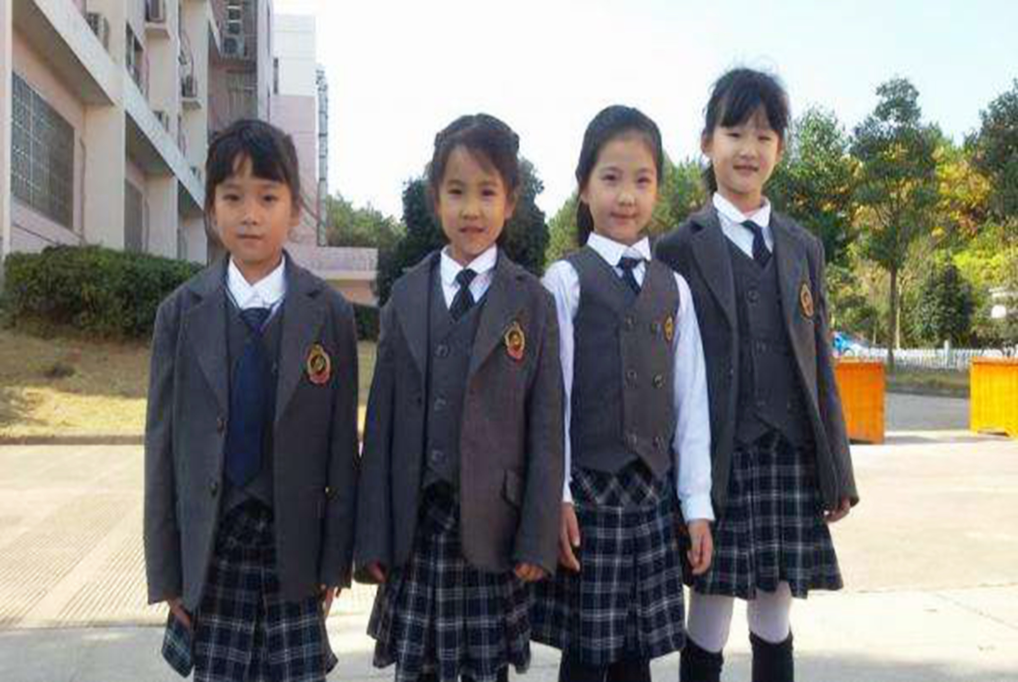 校服:凭啥贵族学校女孩能穿裙子?老师的回答很现实,贫富差距影响颇多