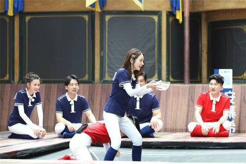 奔跑吧兄弟|原来撕名牌这样拍的,感觉被骗了好多年!网友:还以为在演戏呢!