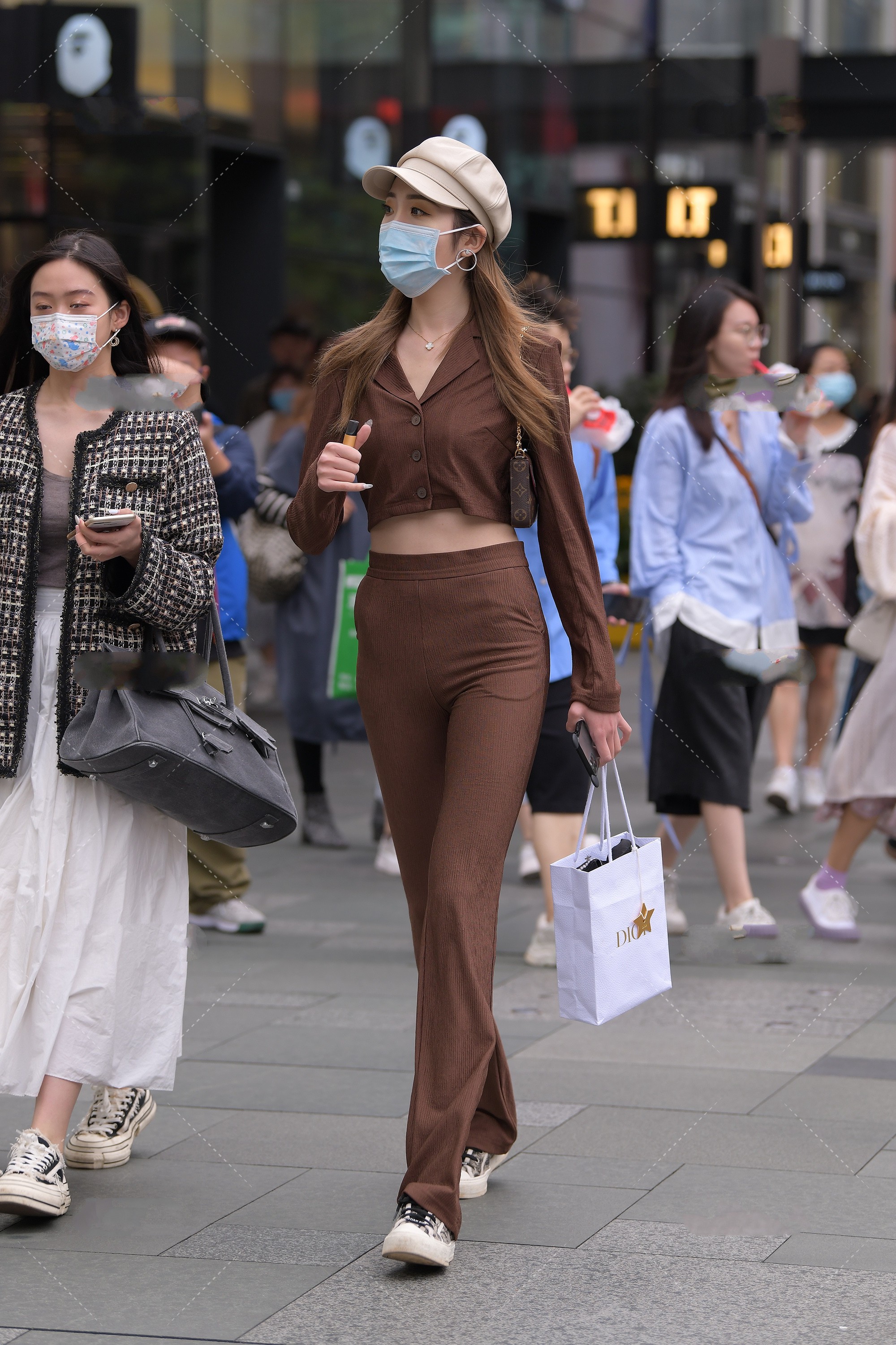 地下城与勇士|深咖色套服，搭配浅色帽子，散发休闲职场范儿