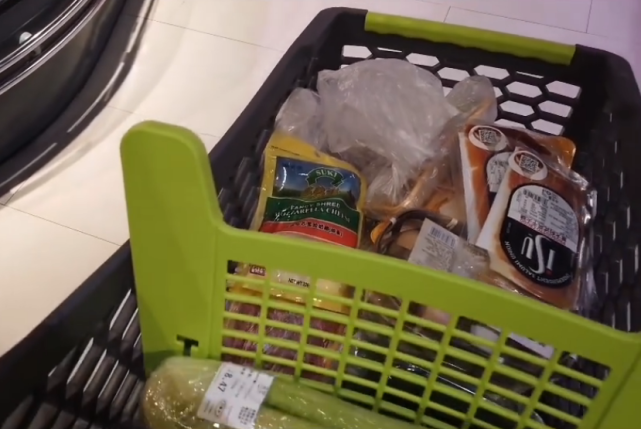 关晓彤去超市囤货,看清她囤了啥东西,这才是女明星私下会吃的