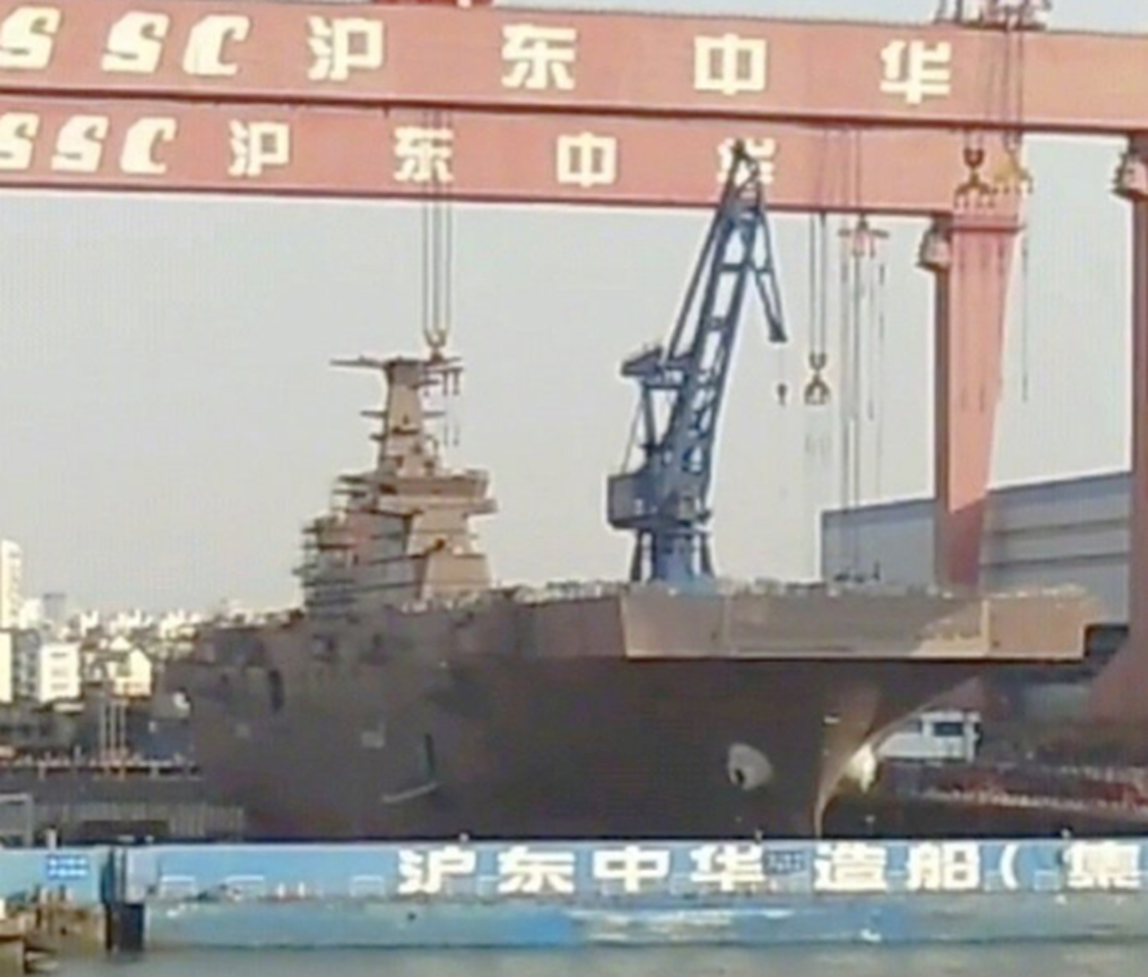 「两栖攻击舰」第二艘075型攻击舰快速成型，国际评论：中国为什么造得那么急？