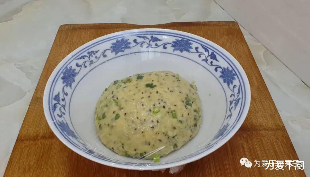 鸡蛋饼@芝麻鸡蛋这样做，撒1把葱花，比鸡蛋饼都好吃，出锅孩子抢着吃