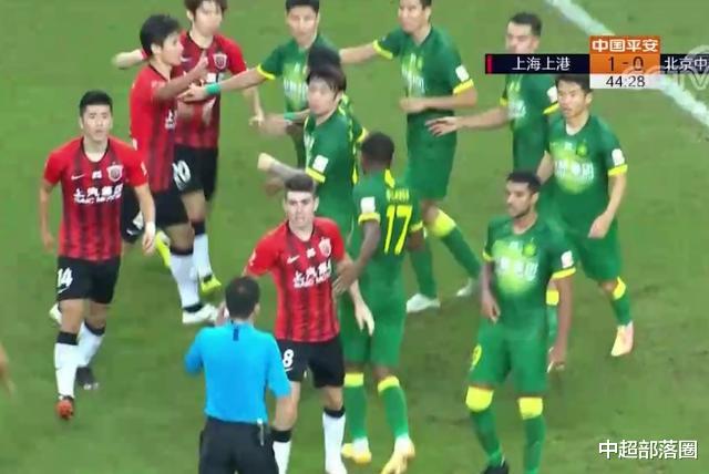 上海上港|中超再现罕见1幕：上港前锋怒气冲冲跑过去，主裁判害怕退了几步