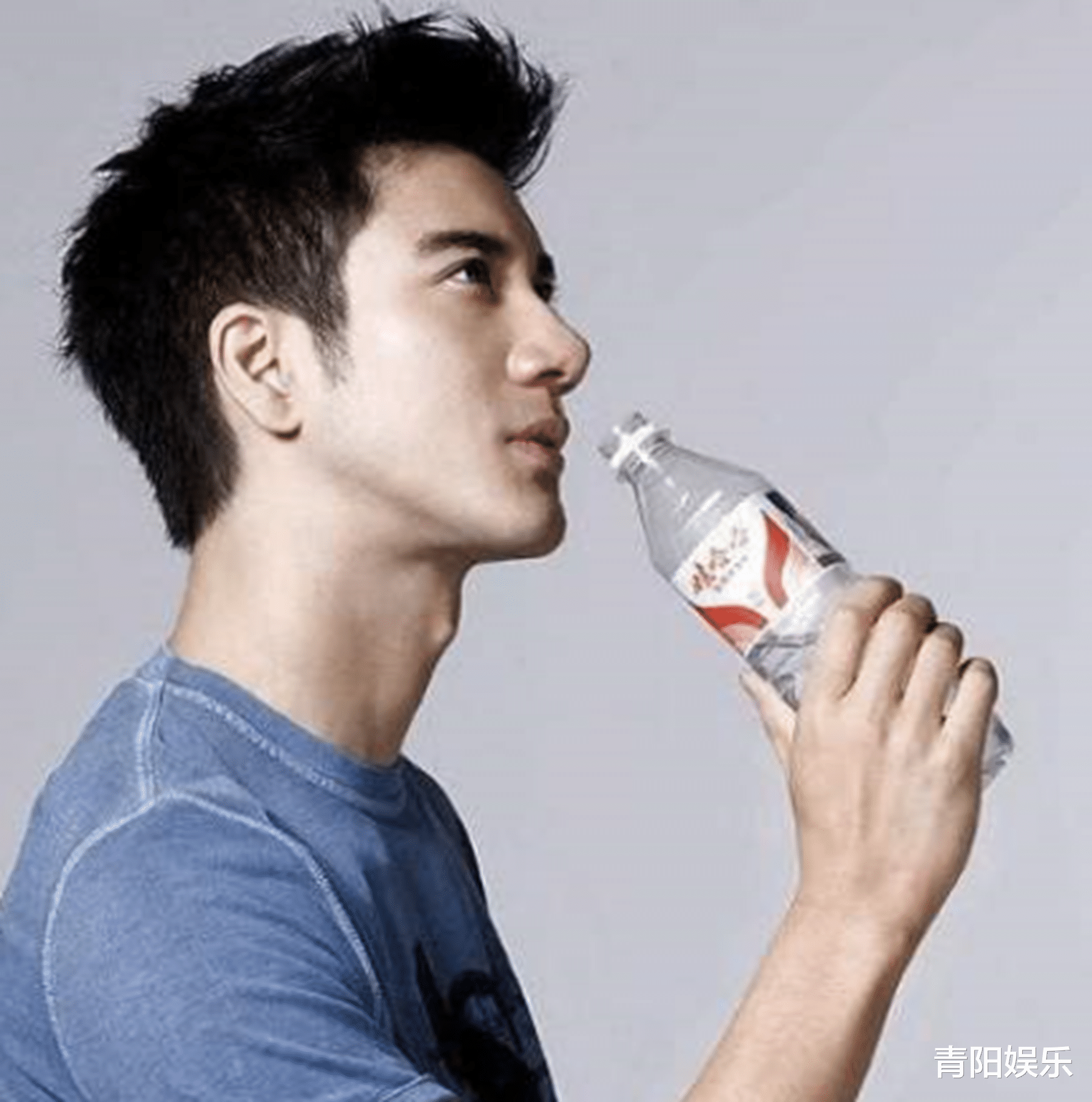 王力宏|王力宏被娃哈哈解约后，当看到演唱会喝的水，网友：打脸不？
