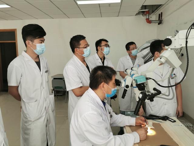 健康时报社 支援新疆那一年:要为边疆留下带不走的医疗队