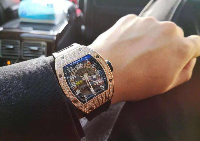 王一博▲曹云金有多令人反感？上《快乐大本营》6分钟，观众直接退出不看