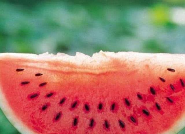 乾隆|乾隆在路边吃西瓜,不停的称赞瓜农,刚走了500米却下令:杀!