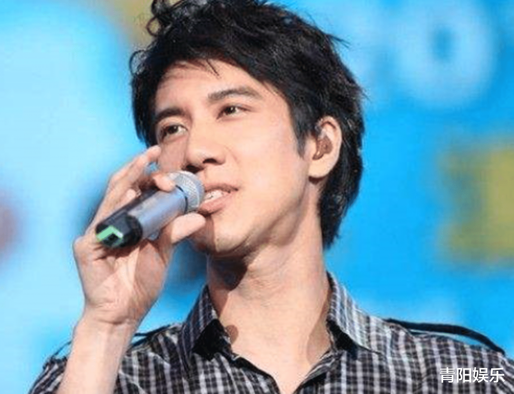 王力宏|王力宏被娃哈哈解约后，当看到演唱会喝的水，网友：打脸不？