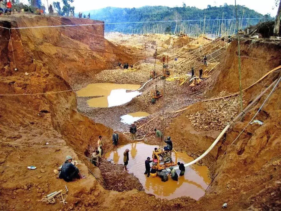 【加纳】血汗、暴富、枪战：疫情中在非洲淘金的中国人，正以命相搏