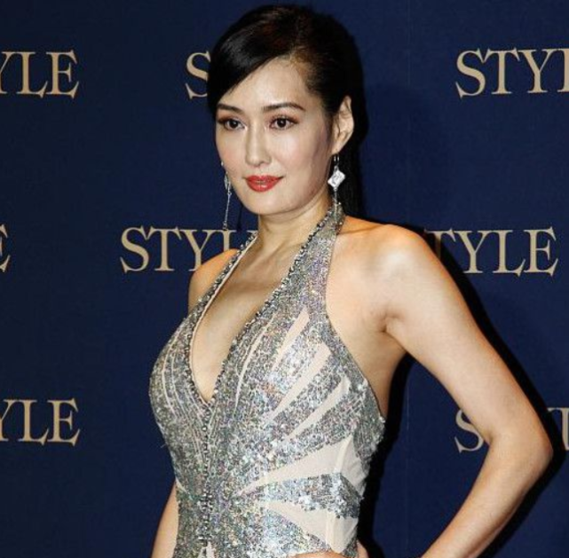 李莫愁|她被较为最“性感”李莫愁，一颦一笑都不减当年，今52岁更加韵味十足！