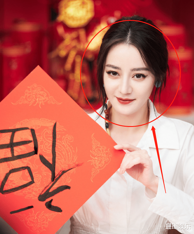 迪丽热巴|迪丽热巴直播将勺子咬断了，没了十级精修后，28岁皮肤状态好真实