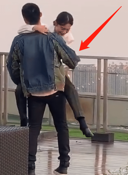 「李沁」演员为何容易因戏生情?看到李沁笑场后黄景瑜的反应,忽然明白了