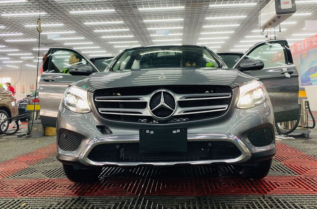 「奔驰GLC」跌5万后,1月甩出13489辆,标配全时四驱+9AT,开出去比Q5有面子