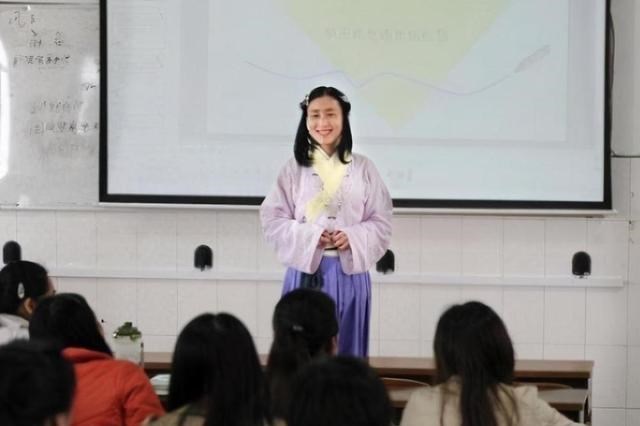 数学|老师穿“汉服”火了，语文和数学老师颜值爆表，历史老师画风突变