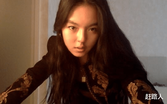 ：李咏女儿晒高考名校录取通知书，无意爆出惊人美照，18岁法图麦光彩照人