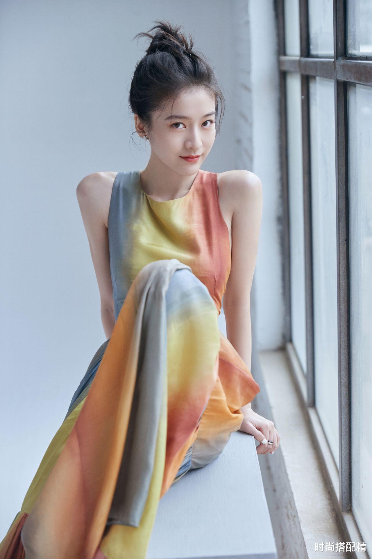 张雪迎@张雪迎穿彩虹裙着实好看,举止投足间都散发出少女的气息