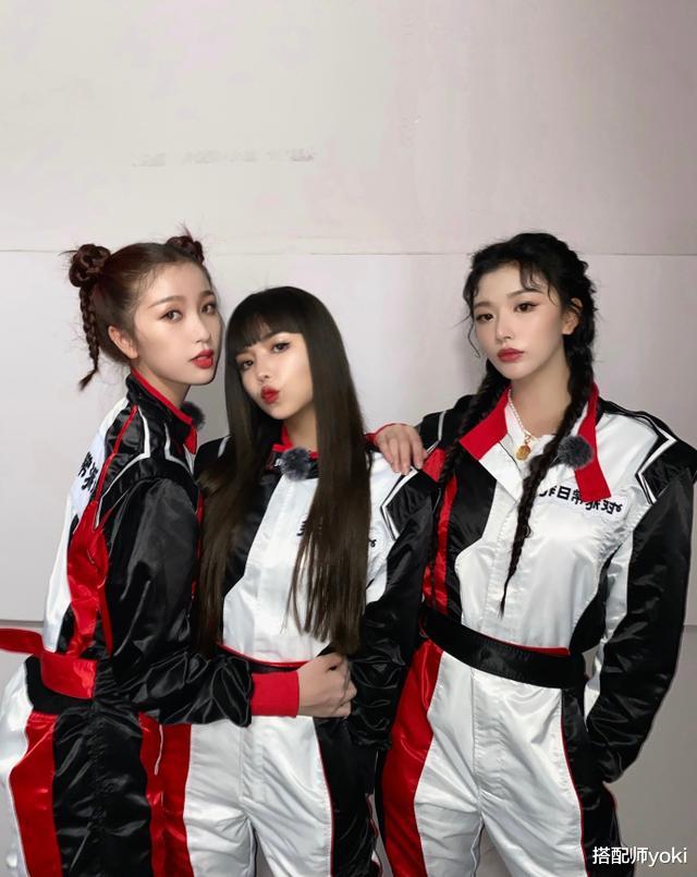 安崎|安崎赛车服造型帅气有型，搭配红唇妆容精致，气场范儿十足