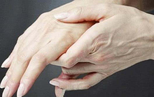 大脑▲不是手麻就是脚麻？手脚总是发麻，暗示身体哪些问题？医生总结了一下！