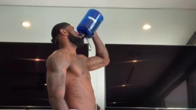 勒布朗·詹姆斯|夺冠后五天就恢复训练！詹姆斯自律令人叹服，这次他还带上了女儿