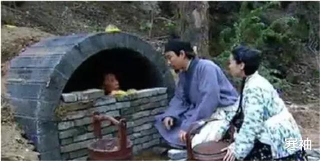 乙肝@94岁老人住活人墓，睡棺材，修墓花了26万，墓内安装五道防盗门