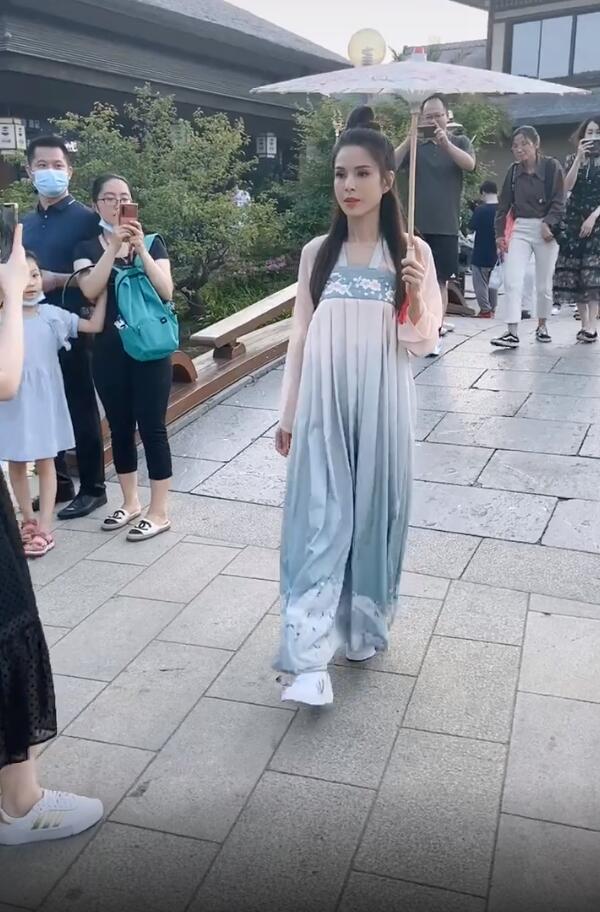 「肖战」李若彤穿汉服现身冻龄高颜值引路人围观，手上四根筋凸起暴露年龄