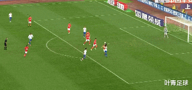 广州恒大|李霄鹏神换人：21岁锋霸出场，压着恒大猛攻！74秒后全队疯狂