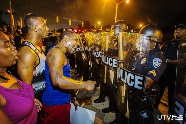 刘亦菲|黑人骑自行车被警察枪杀，警察称违反交通规则，抗议者：罪不至死