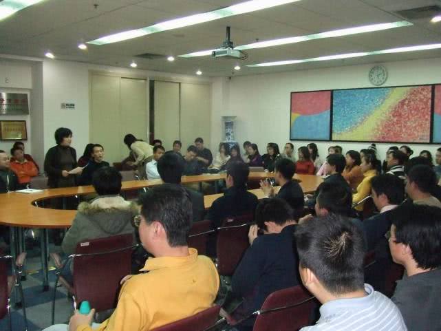 「」40岁的中年人，适合从事这三类职业，压力不小却能拿高薪