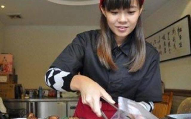 烤鱼@90后美女辞职后卖“另类小吃”，5元一根，原公司老总高价求秘方